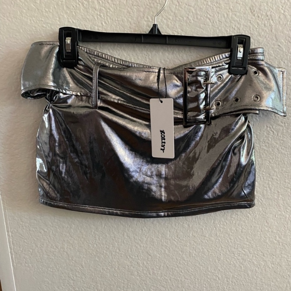 Kolly Silver-Metallic mini skirt w oversized buckle